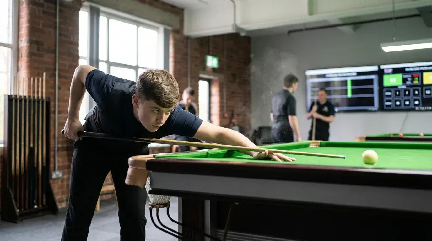 Młody profesjonalny snookerzysta podczas treningowego zagrania