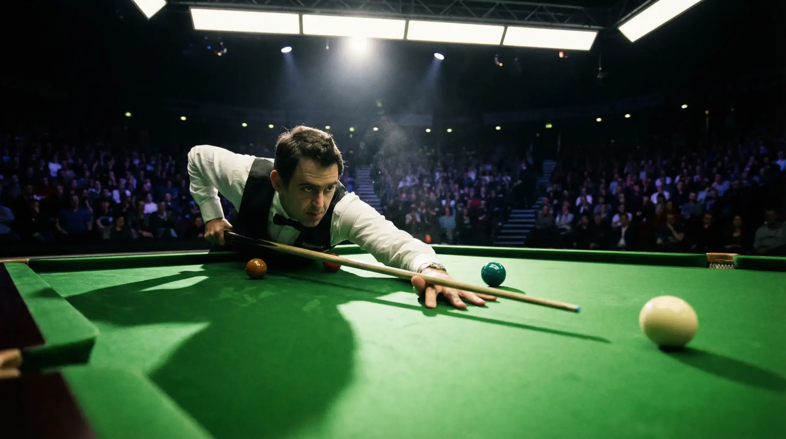 Profesjonalny snookerzysta przy stole wykonujący precyzyjne zagranie