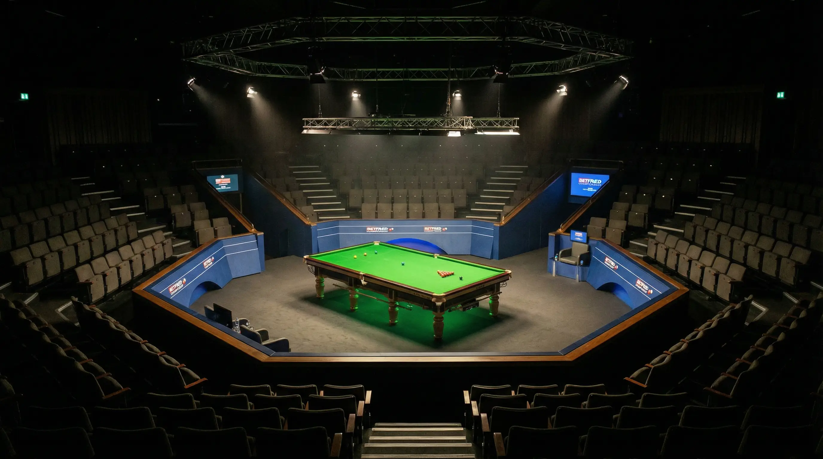 Widok na arenę Crucible Theatre w Sheffield podczas Mistrzostw Świata w snookerze