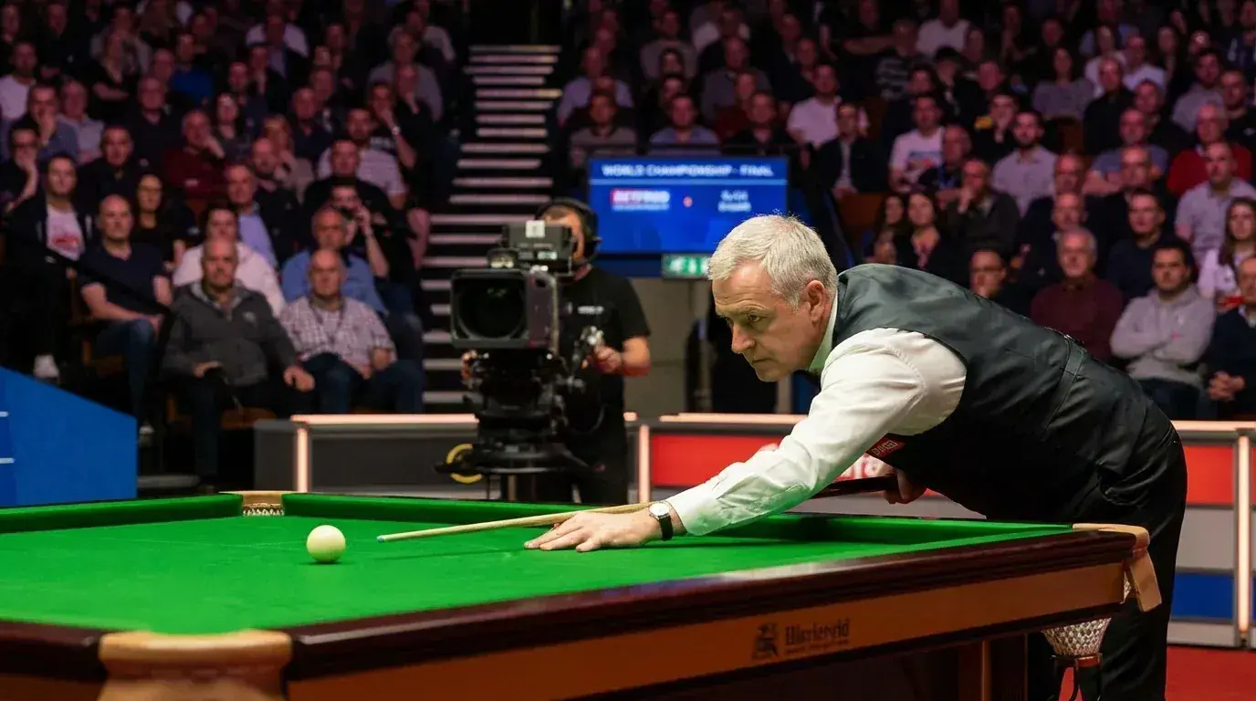 Doświadczony snookerzysta przy stole z charakterystyczną dojrzałą techniką